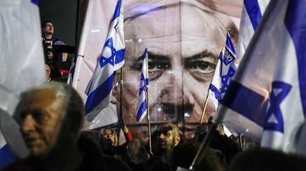 Regierungschef Netanjahu behauptet, die Demokratie sei nicht in Gefahr. Zehntausende Israelis sehen das anders.