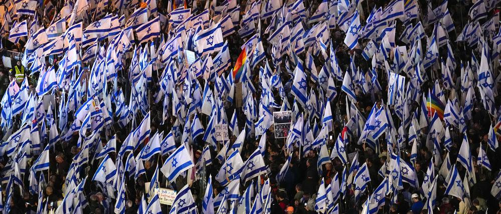 Demonstranten nehmen mit israelischen Fahnen am 18. März 2023 an einem Protest gegen die geplante Justizreform Netanjahus teil.