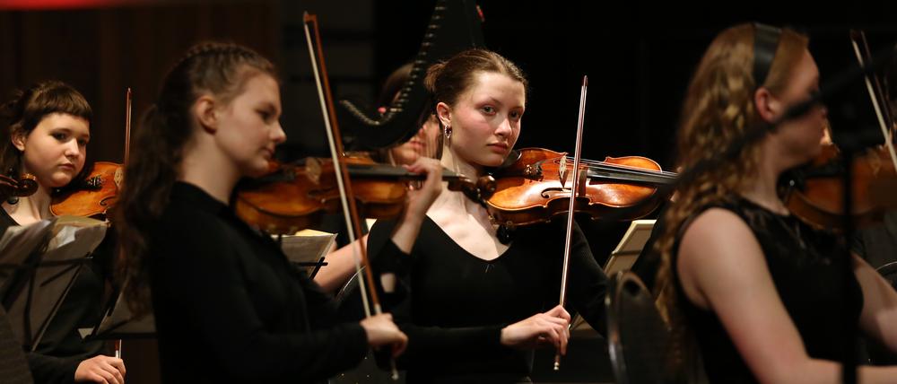 Abschlussveranstaltung des Landeswettbewerbs „Jugend musiziert“ in der Potsdamer Schinkelhalle. An 170 Teilnehmende wurden Urkunden übergeben.