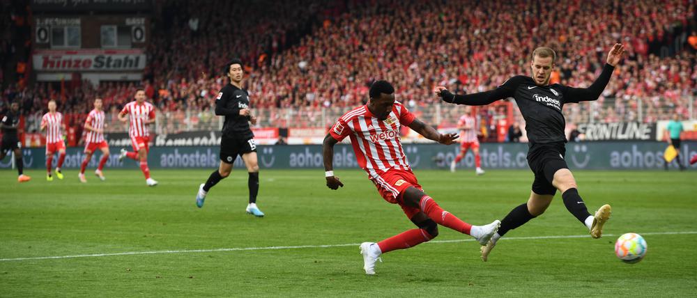 Sheraldo Becker (links) bereitete Frankfurt mit seinem Tempo einige Schwierigkeiten.