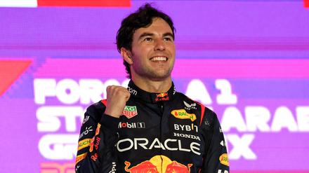 Sergio Perez freut sich über den Sieg in Dschidda.