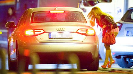 Eine Prostituierte spricht auf dem Straßenstrich an der Messe in Frankfurt einen potenziellen Freier an (Symbolbild).