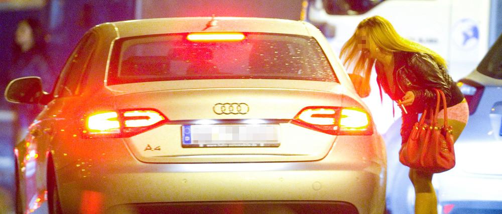 Eine Prostituierte spricht auf dem Straßenstrich an der Messe in Frankfurt einen potenziellen Freier an (Symbolbild).