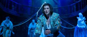 Marionetten des Todesengels. Romeo (Paul Csitkovics)s, flankiert von der Amme (Steffi Irmen) und Benvolio (Edwin Parzefall).