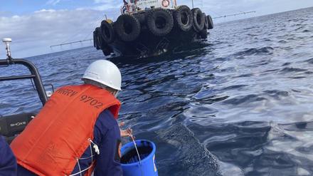 Dieses von der philippinischen Küstenwache zur Verfügung gestellte Foto zeigt einen Mitarbeiter der Küstenwache bei der Entnahme von Wasserproben, nachdem ein vor der Küste gesunkener Tanker Öl verliert. Der Tanker „MT Princess Empress“ war am 28. Februar 2023 vor der Küste gesunken. Aus dem Schiff tritt weiter Öl aus.