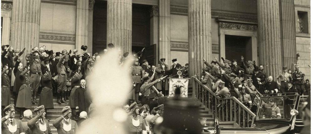 Tag von Potsdam, Hindenburg und Pfarrer Lahr auf der Treppe der Nikolaikirche, 21.3.1933, Foto: Franz Borowski © Potsdam Museum