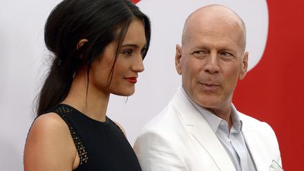 US-Schauspieler Bruce Willis (r) und seine Frau, das Model Emma Heming-Willis (l), kommen zur Premiere des Films «Red 2» .