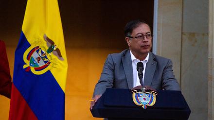 ARCHIV - 13.02.2023, Kolumbien, Bogota: Der kolumbianische Präsident Gustavo Petro stellt während einer Veranstaltung im Präsidentenpalast von Narino einen Gesetzentwurf zur Reform des kolumbianischen Gesundheitssystems vor. (zu dpa «Kolumbien: Regierung suspendiert Waffenstillstand mit Golf-Clan») Foto: Chepa Beltran/VW Pics via ZUMA Press Wire/dpa +++ dpa-Bildfunk +++
