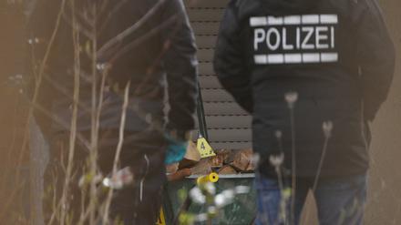 Hütchen der Spurensicherung stehen auf dem Uhlandhof auf einer Schubkarre.