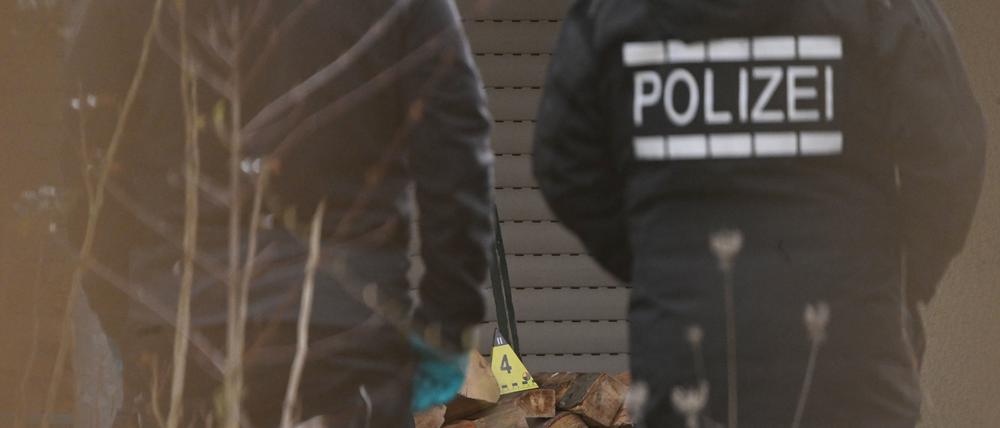 Hütchen der Spurensicherung stehen auf dem Uhlandhof auf einer Schubkarre.