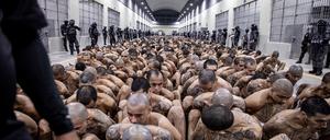 Präsident Bukele hat das riesige Gefangenenlager Cecot für die Massenfestnahmen errichten lassen.