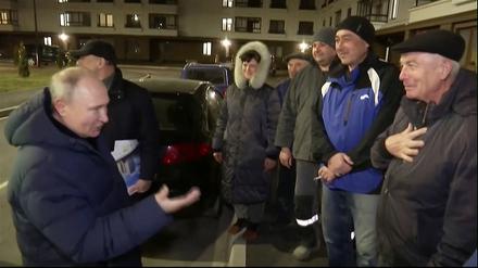 Putin während des nächtlichen Besuchs in Mariupol.