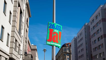 16.03.2023, Berlin, Deutschland, Europa - Ein Plakat im Berliner Bezirk Mitte wirbt fuer den Klima-Volksentscheid am 26. Maerz 2023, wonach Berlin bis zum Jahr 2030 klimaneutral werden soll. *** 16 03 2023, Berlin, Germany, Europe A poster in Berlins Mitte district promotes the climate referendum on March 26, 2023, which aims to make Berlin climate neutral by 2030.