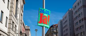 16.03.2023, Berlin, Deutschland, Europa - Ein Plakat im Berliner Bezirk Mitte wirbt fuer den Klima-Volksentscheid am 26. Maerz 2023, wonach Berlin bis zum Jahr 2030 klimaneutral werden soll. *** 16 03 2023, Berlin, Germany, Europe A poster in Berlins Mitte district promotes the climate referendum on March 26, 2023, which aims to make Berlin climate neutral by 2030.