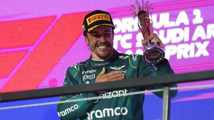 Fernando Alonso bei der Siegerehrung, danach wurde es für ihn noch einmal spannend.
