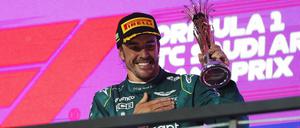 Fernando Alonso bei der Siegerehrung, danach wurde es für ihn noch einmal spannend.