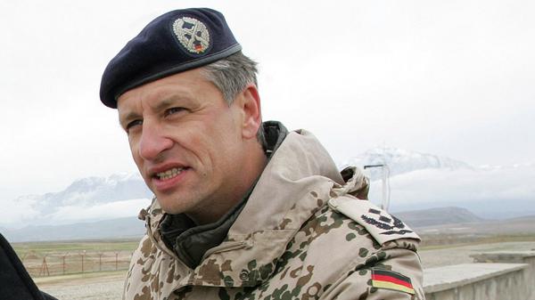 Die Schutzanlage rund um das Gelände des ISAF- Einsatzkontingents zeigt Oberstleutnant Marcus Kurczyk dem SPD-Fraktionsvorsitzende Peter Struck am Dienstag (20.02.2007) in Mazar-e-Sharif in Afghanistan. 