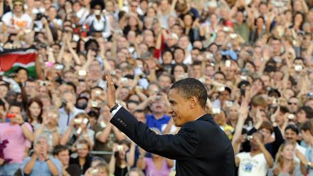 Der Präsidentschaftskandidat der US-Demokraten, Barack Obama, verabschiedet sich am Donnerstag (24.07.2008) an der Siegessäule in Berlin nach seiner Rede bei den Zuhörern. 