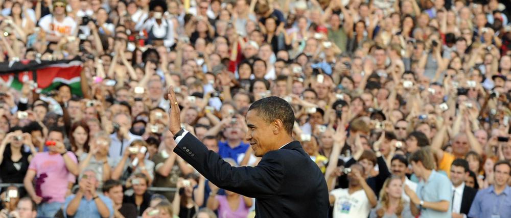 Der Präsidentschaftskandidat der US-Demokraten, Barack Obama, verabschiedet sich am Donnerstag (24.07.2008) an der Siegessäule in Berlin nach seiner Rede bei den Zuhörern.