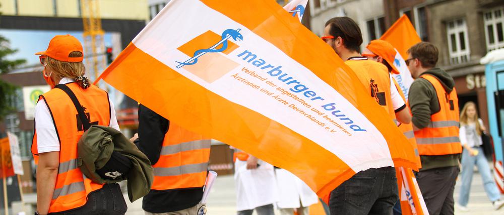 Die Ärztinnen und Ärzte der Helios ENDO-Klinik in Hamburg treten am Dienstag, 22. Juni, in einen ganztägigen Warnstreik. Sie protestieren gegen die zunehmende Verschlechteru