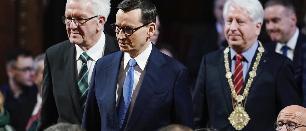 Polen Regierungschef Mateusz Morawiecki in Heidelberg mit Winfried Kretschmann (links), Baden-Württembergs Ministerpräsident, und dem Rektor der Universität Heidelberg, Bernhard Eitel.