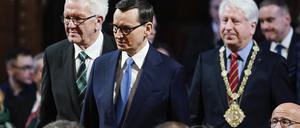 Polen Regierungschef Mateusz Morawiecki in Heidelberg mit Winfried Kretschmann (links), Baden-Württembergs Ministerpräsident, und dem Rektor der Universität Heidelberg, Bernhard Eitel. 