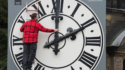 Uhrentechniker Tobias Vogler kontrolliert die Mechanik der Zeiger der Kirchturmuhr der Dresdner Lukaskirche. (Symbolbild)