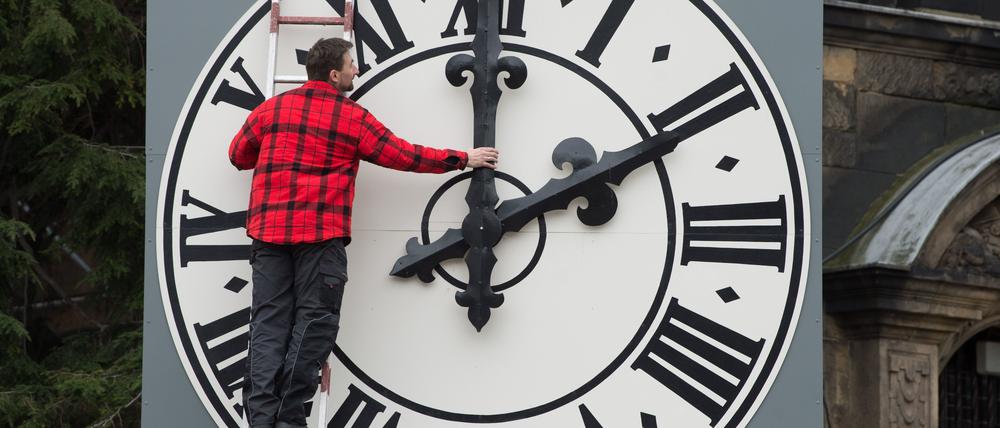 Uhrentechniker Tobias Vogler kontrolliert die Mechanik der Zeiger der Kirchturmuhr der Dresdner Lukaskirche. (Symbolbild)