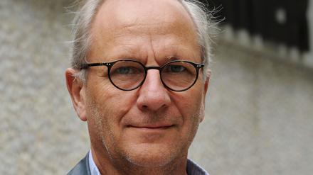 ilb-Festivalleiter Ulrich Schreiber vor dem Haus der Berliner Festspiele