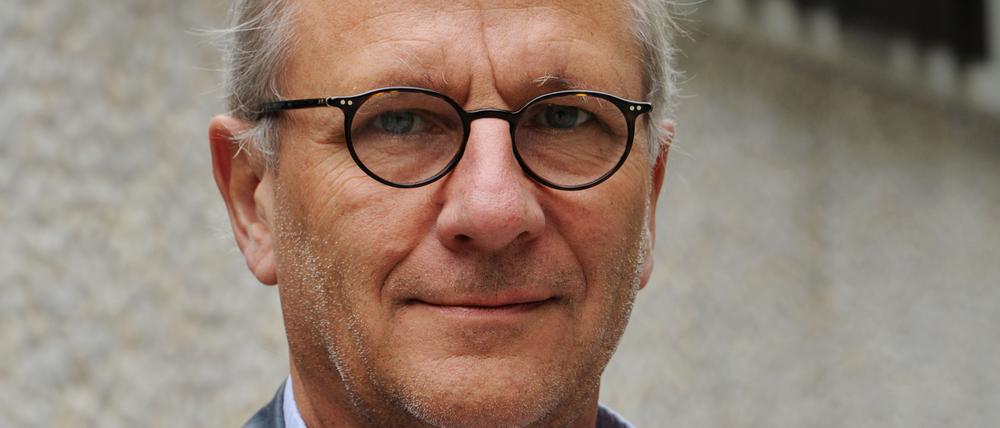 ilb-Festivalleiter Ulrich Schreiber vor dem Haus der Berliner Festspiele
