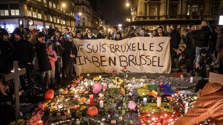 Menschen versammeln sich nach dem Anschlag in Brüssel im Jahre 2016.