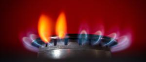  Die Flamme eines Gasherdes brennt in einer Küche. 