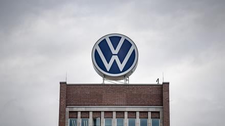 ARCHIV - 18.09.2019, Niedersachsen, Wolfsburg: Ein großes VW-Logo steht auf dem Verwaltungshochhaus vom Volkswagen-Werk. Ein Gericht in Nischni Nowgorod an der Wolga hat auf eine Klage des früheren russischen VW-Partners Gaz hin das Vermögen des Wolfsburger Automobilkonzerns in Russland bechlagnamt. Foto: Sina Schuldt/dpa +++ dpa-Bildfunk +++