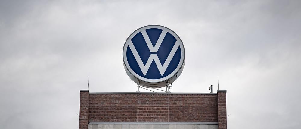 ARCHIV - 18.09.2019, Niedersachsen, Wolfsburg: Ein großes VW-Logo steht auf dem Verwaltungshochhaus vom Volkswagen-Werk. Ein Gericht in Nischni Nowgorod an der Wolga hat auf eine Klage des früheren russischen VW-Partners Gaz hin das Vermögen des Wolfsburger Automobilkonzerns in Russland bechlagnamt. Foto: Sina Schuldt/dpa +++ dpa-Bildfunk +++