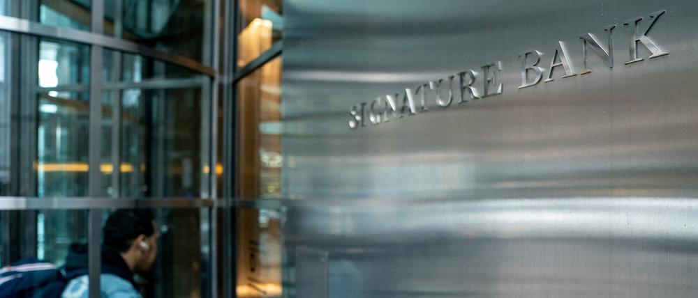 Eine Person betritt die Lobby der Signature Bank-Zentrale in New York.