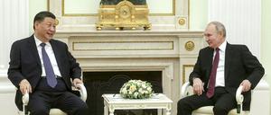 Wladimir Putin (r), und Xi Jinping während ihres Treffens im Kreml. (Russisches Presseamt des Präsidenten via AP/dpa)
