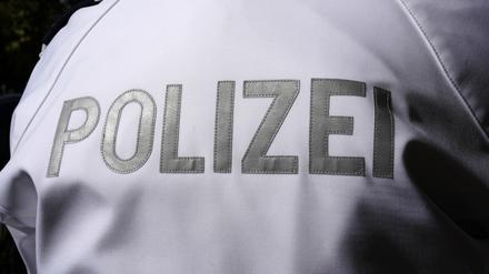 Jacke mit Polizeischriftzug. Symbolbild, Themenbild Berlin, 27.11.2022 *** Jacket with police lettering symbol image, theme image Berlin, 27 11 2022 Foto:xT.xBartillax/xFuturexImage 