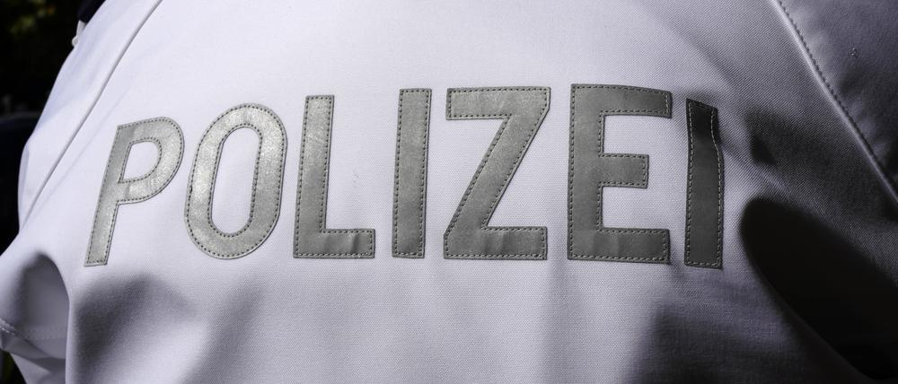 Jacke mit Polizeischriftzug. Symbolbild, Themenbild Berlin, 27.11.2022 *** Jacket with police lettering symbol image, theme image Berlin, 27 11 2022 Foto:xT.xBartillax/xFuturexImage 
