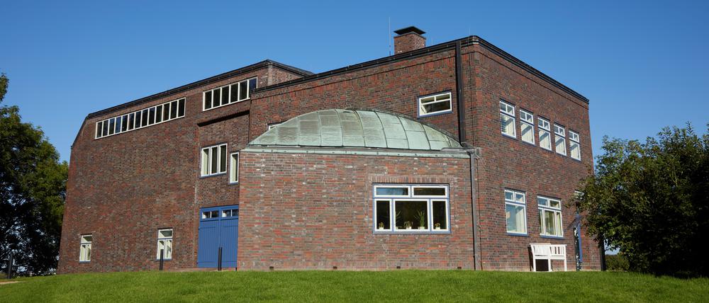 Expressionistische Trutzburg. 1926 entwarf nach der Künstler selbst sein Anwesen im nachempfundenen Bauhausstil.