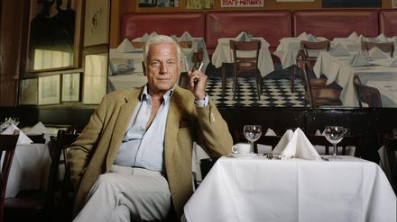 Michel Würthle im Jahr 2007 in seinem Lokal vor dem berühmten Kippenberger-Gemälde, das die Bar selbst darstellt.