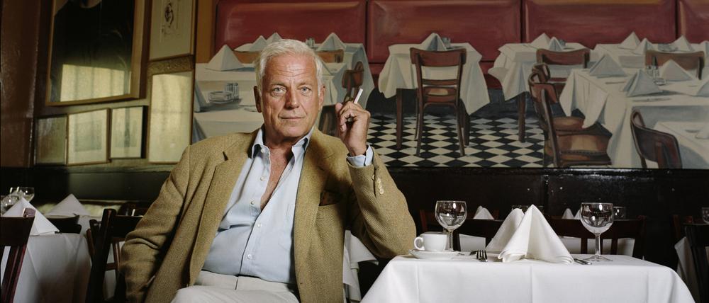 Michel Würthle im Jahr 2007 in seinem Lokal vor dem berühmten Kippenberger-Gemälde, das die Bar selbst darstellt.