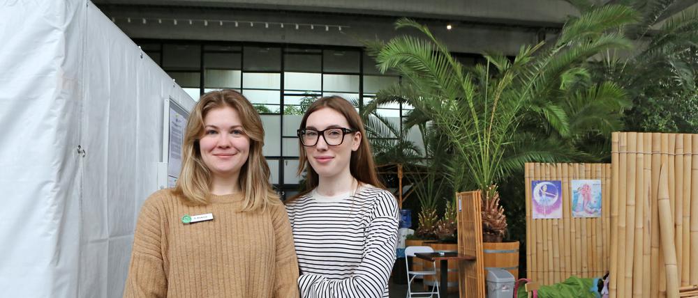 Oleksandra Krykowa und Diana Kononets in der Biosphäre Potsdam.