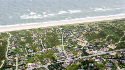 Das Luftbild zeigt Häuser auf Sylt.