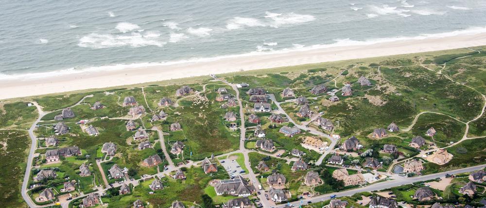 Das Luftbild zeigt Häuser auf Sylt.