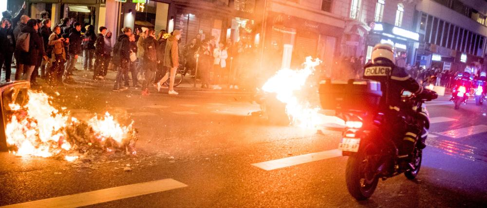 Feuer in Paris während der Proteste gegen die umstrittene Rentenreform.