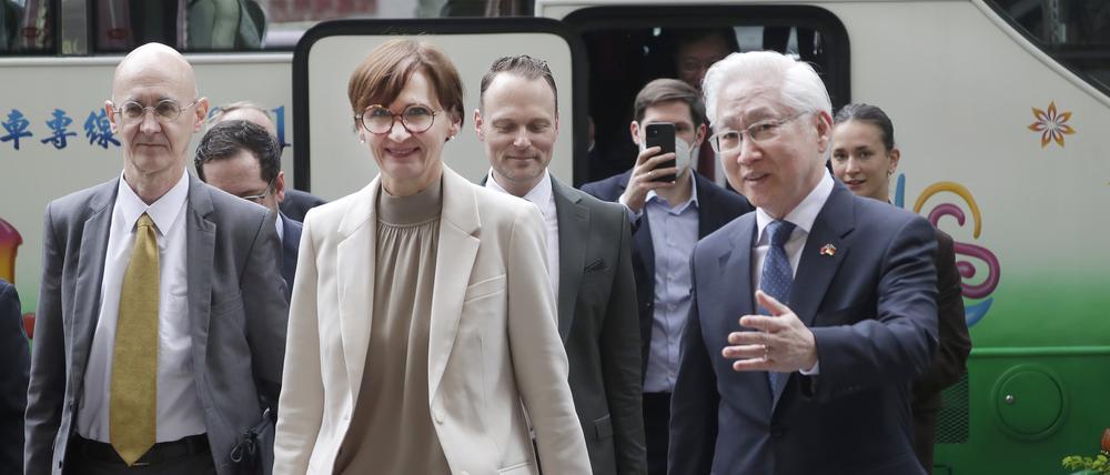 Tsung-Tsong Wu, Taiwans Minister für Wissenschaft und Technologie, begrüßt Bettina Stark-Watzinger, Bundesbildungsministerin, bei ihrer Ankunft in Taiwan.