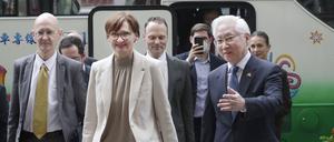 Tsung-Tsong Wu, Taiwans Minister für Wissenschaft und Technologie, begrüßt Bettina Stark-Watzinger, Bundesbildungsministerin, bei ihrer Ankunft in Taiwan.