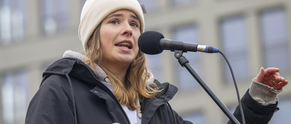 Klimaschutz-Aktivistin Luisa Neubauer spricht während der Kundgebung von Fridays for Future auf der Bühne (Archivfoto)