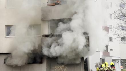 20.03.2023, Berlin: Das Standbild aus einem Video zeigt
dichten Rauch, der bei einem Kellerbrand aus einem 13-geschossigen Wohnhaus im Märkischen Viertel aufsteigt. Fünf Menschen wurden verletzt. 13 weitere Menschen und zwei Hunde wurden aus dem Gebäude am Senftenberger Ring gerettet, wie ein Feuerwehrsprecher sagte. (zu dpa "Hochhaus wegen Kellerbrandes geräumt - Fünf Menschen in Klinik") Foto: TNN/dpa +++ dpa-Bildfunk +++