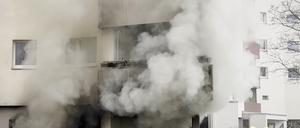 20.03.2023, Berlin: Das Standbild aus einem Video zeigt
dichten Rauch, der bei einem Kellerbrand aus einem 13-geschossigen Wohnhaus im Märkischen Viertel aufsteigt. Fünf Menschen wurden verletzt. 13 weitere Menschen und zwei Hunde wurden aus dem Gebäude am Senftenberger Ring gerettet, wie ein Feuerwehrsprecher sagte. (zu dpa "Hochhaus wegen Kellerbrandes geräumt - Fünf Menschen in Klinik") Foto: TNN/dpa +++ dpa-Bildfunk +++